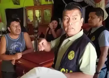 Policía peruana interrumpe velorio y decomisa ataúd con todo y cadáver