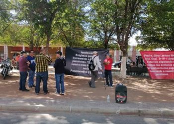 Maestros jubilados se manifiestan frente al Isssteson y Palacio de Gobierno 