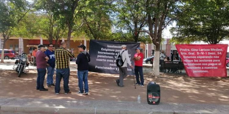 Maestros jubilados se manifiestan frente al Isssteson y Palacio de Gobierno&nbsp;