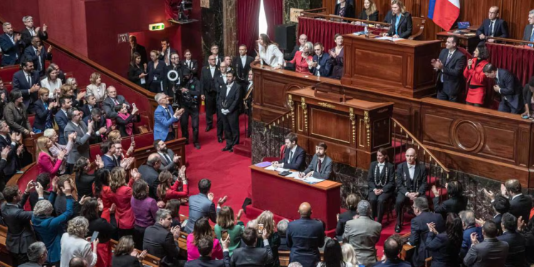 Francia se convierte en el primer país en proteger el derecho al aborto en su constitución