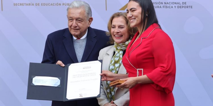 Entregan a Alejandra Valencia Premio Nacional de Deportes 2023