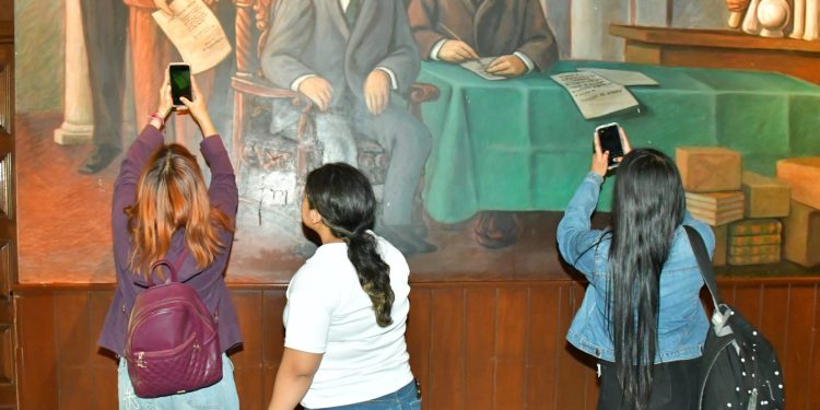 Aprecian estudiantes del Cobach murales del Palacio Municipal de Hermosillo