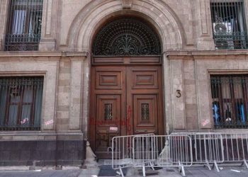 Normalistas de Ayotzinapa lanzan petardos a fachada de Palacio Nacional; 26 policías están heridos