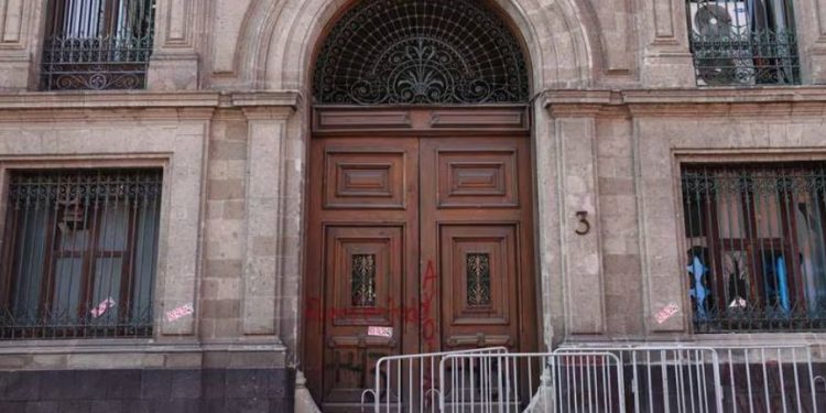 Normalistas de Ayotzinapa lanzan petardos a fachada de Palacio Nacional; 26 policías están heridos