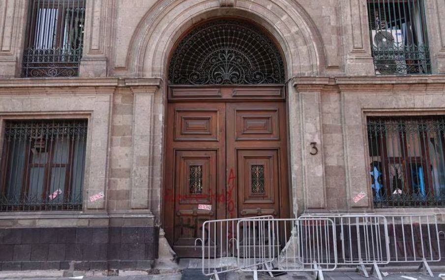 Normalistas de Ayotzinapa lanzan petardos a fachada de Palacio Nacional; 26 policías están heridos