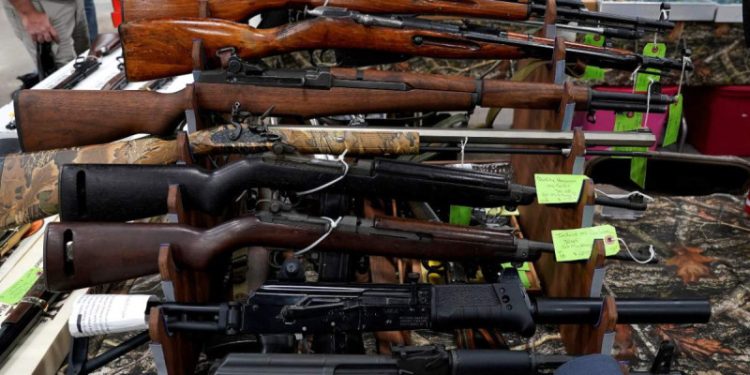 Corte falla a favor de México en demanda contra armerías de EU