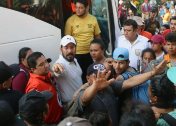 Caravana migrante se entrega a autoridades en el sur de México