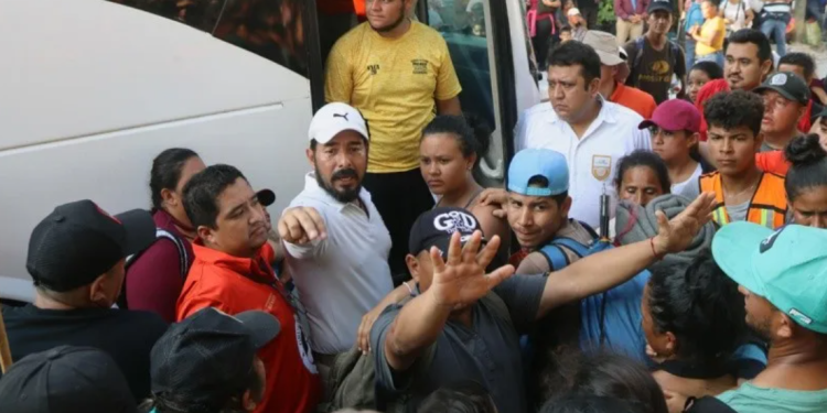 Caravana migrante se entrega a autoridades en el sur de México