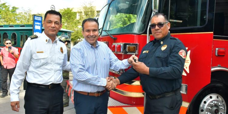 Avanza Toño Astiazarán en más seguridad con equipo de bomberos