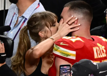 Taylor Swift y Travis Kelce celebran bicampeonato de Kansas City con romántico beso