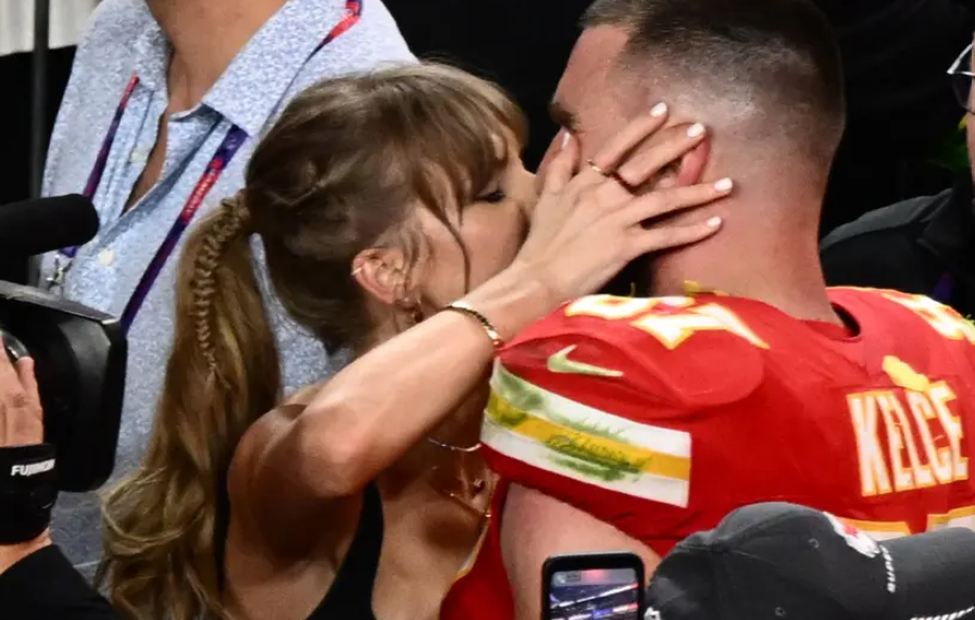 Taylor Swift y Travis Kelce celebran bicampeonato de Kansas City con romántico beso