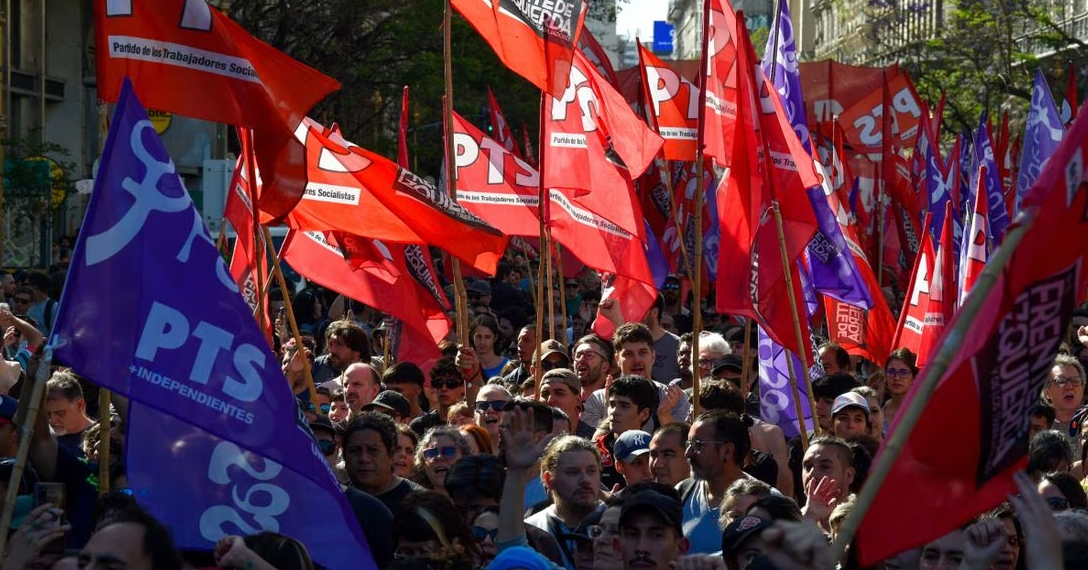 Miles de personas se manifiestan contra el plan económico de Milei en Argentina