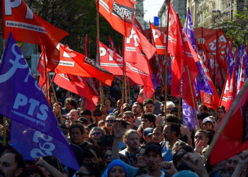 Miles de personas se manifiestan contra el plan económico de Milei en Argentina