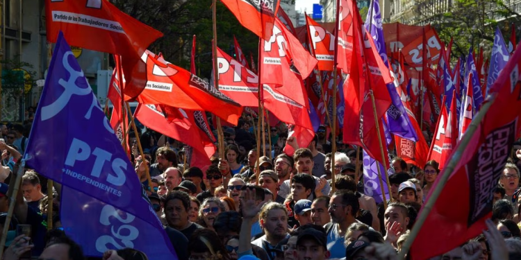 Miles de personas se manifiestan contra el plan económico de Milei en Argentina