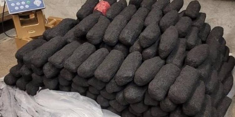 Aseguran cargamento de 'cristal' disfrazado de carbón de mezquite