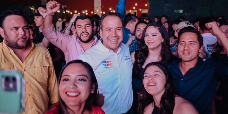 Presenta Toño Astiazarán a jóvenes propuestas para Crecer Más&nbsp;