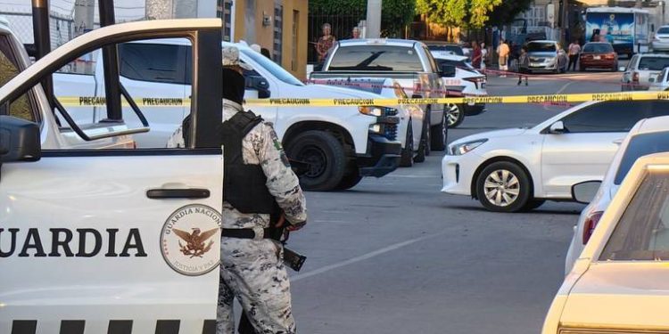 Joven armado con “cuerno de chivo” dispara contra policías en Hermosillo