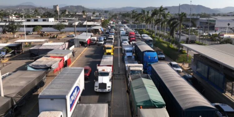 Transportistas paralizan las carreteras de México para denunciar la alta inseguridad que viven