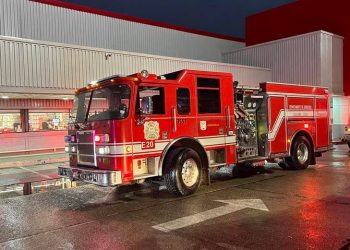 Arrestan a mujer por prender fuego en la plaza Sahuaro; la investigan por otros incendios