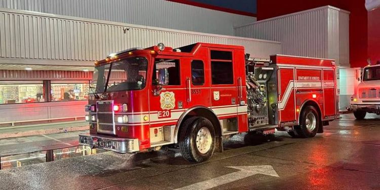 Arrestan a mujer por prender fuego en la plaza Sahuaro; la investigan por otros incendios