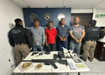 En cateo FGR asegura armas, cartuchos, cargadores, narcóticos, vehículos y numerario en SLRC