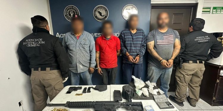 En cateo FGR asegura armas, cartuchos, cargadores, narcóticos, vehículos y numerario en SLRC