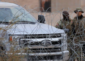 Arizona prohíbe ley que permitía a rancheros disparar contra migrantes