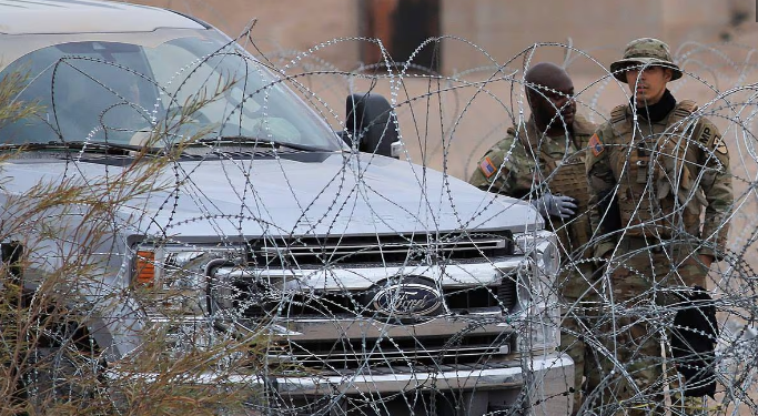 Arizona prohíbe ley que permitía a rancheros disparar contra migrantes