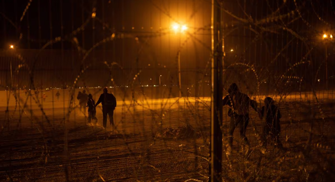 Biden explora la posibilidad de cerrar la frontera de EU por cuenta propia