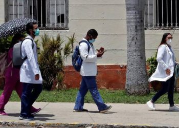 El gobierno mexicano contratará 1.200 médicos cubanos