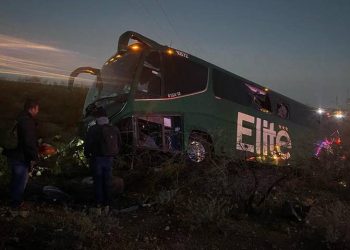 Autobús de pasajeros sufre accidente en carretera Santa Ana- Altar