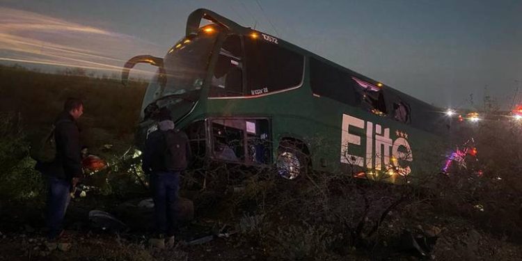 Autobús de pasajeros sufre accidente en carretera Santa Ana- Altar