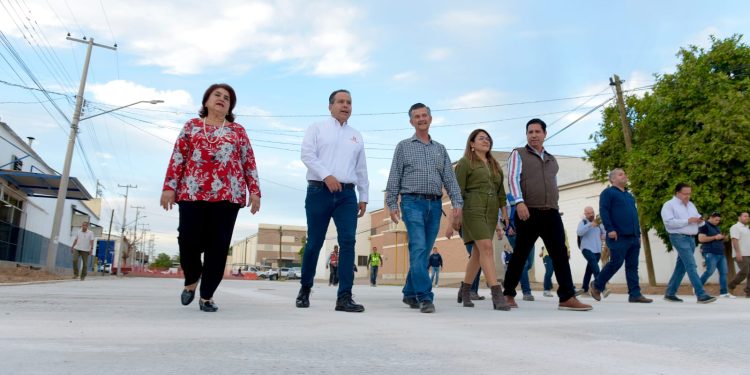 Verifica Toño Astiazarán avance de la rehabilitación de la calle Laurel