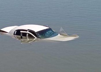 Cae auto del Puente Douglas; un hombre resultó lesionado 
