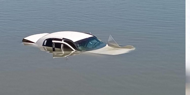 Cae auto del Puente Douglas; un hombre resultó lesionado&nbsp;