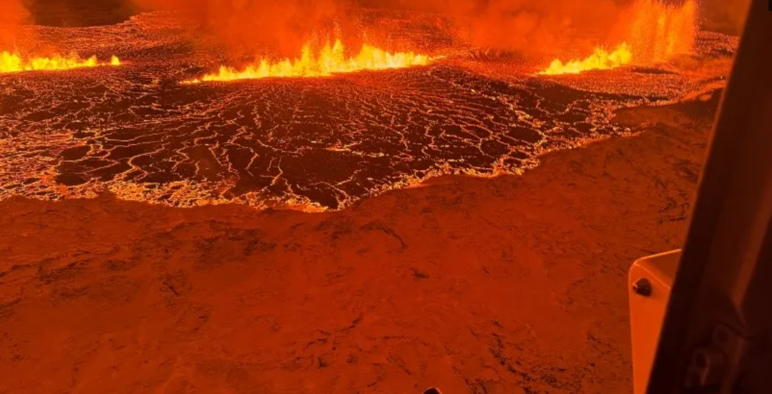 Una erupción volcánica ilumina Islandia después de semanas de advertencias de terremotos: Un geólogo explica lo que está sucediendo