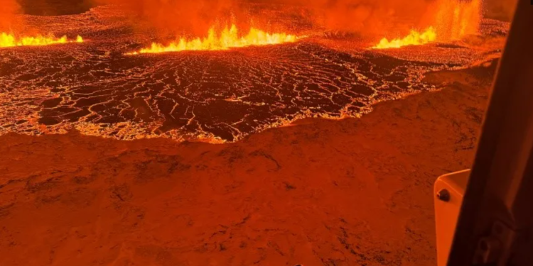 Una erupción volcánica ilumina Islandia después de semanas de advertencias de terremotos: Un geólogo explica lo que está sucediendo