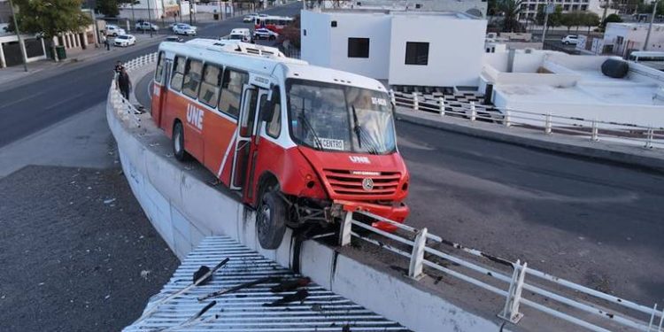 Camión sufre accidente que queda suspendido en puente de Luis Encinas