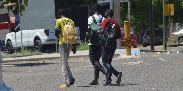 Autoridades de EU elevan alerta por presencia de migrantes con explosivos en la frontera