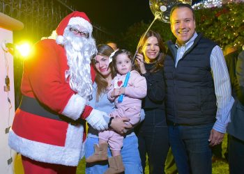 Conviven Toño Astiazarán y Patty Ruibal con familias en la Casa de Santa Claus