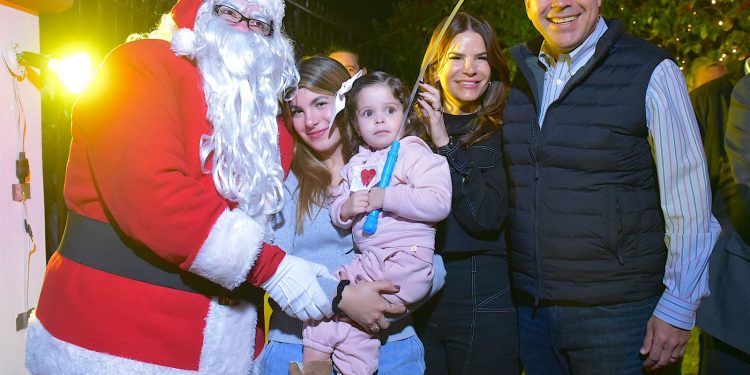 Conviven Toño Astiazarán y Patty Ruibal con familias en la Casa de Santa Claus