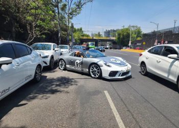 Jugaba a la F-1 en avenida Universidad: chocó 7 autos y no tiene seguro