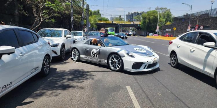 Jugaba a la F-1 en avenida Universidad: chocó 7 autos y no tiene seguro