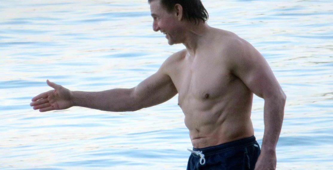 A sus 61 años, Tom Cruise presume de un físico envidiable en las playas de Mallorca