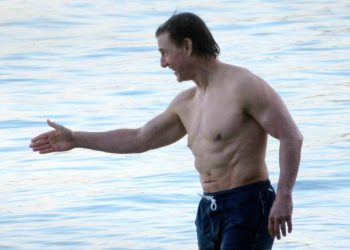 A sus 61 años, Tom Cruise presume de un físico envidiable en las playas de Mallorca