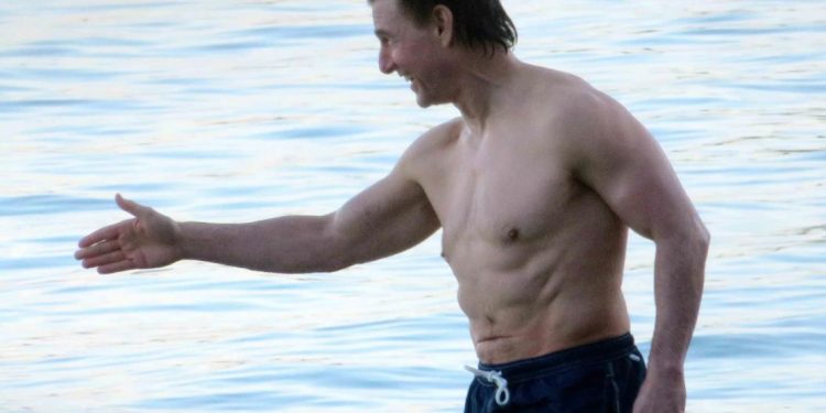 A sus 61 años, Tom Cruise presume de un físico envidiable en las playas de Mallorca