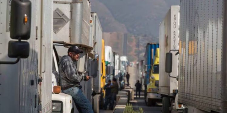 Inspecciones a camiones de carga en frontera con Texas paran 54 mdd: ‘Tardamos hasta 10 horas en cruzar’
