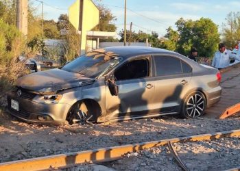 Tren embiste a automóvil con una mujer embarazada a bordo