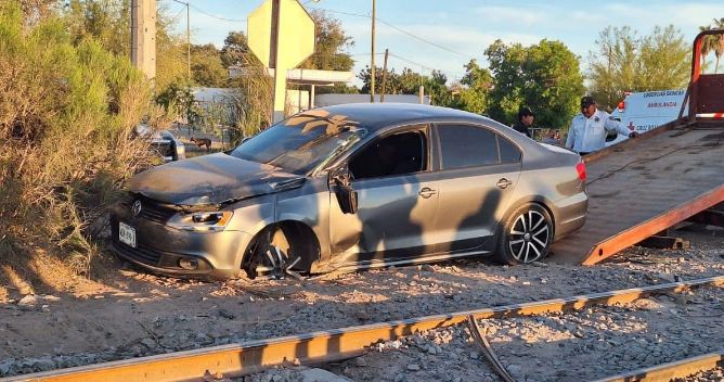 Tren embiste a automóvil con una mujer embarazada a bordo