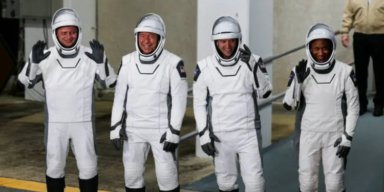 Nueva tripulación de la NASA y Space X llega con éxito a la Estación Espacial Internacional